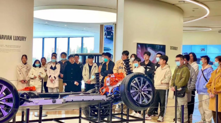 猫都论坛
师生一行赴沃尔沃成都工厂参观